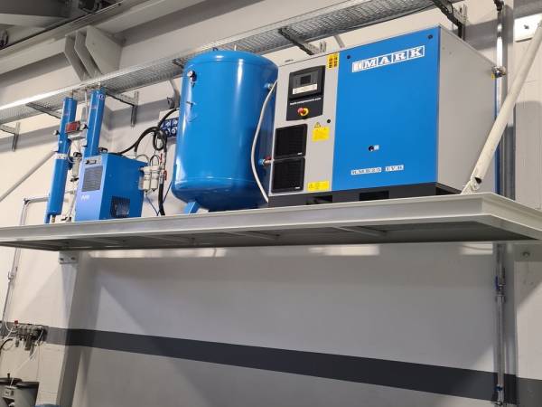 Sala compressori soppalcata con essiccatore ad alto assorbimento per macchine laser